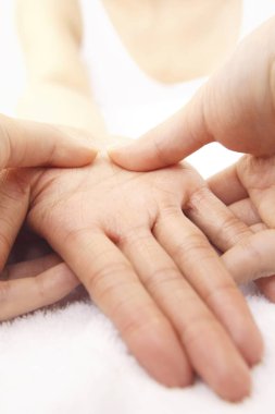 Masaj yaparken kadın ellerini kapat.