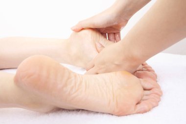 Kadının ayak masajını kapat.