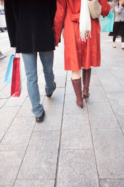 Alışveriş torbaları olan genç bir çift. 