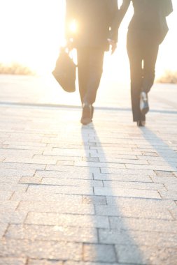 Şehirde yürüyen iş adamlarının siluetleri