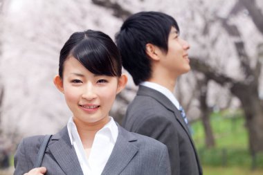 Japon iş kadını ve iş adamı parkta.