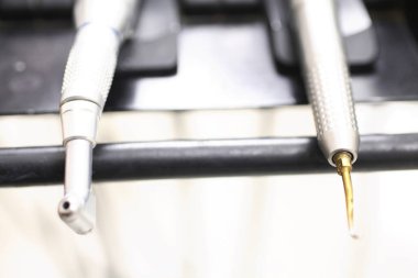 Metal diş aletlerinin görüntüsünü kapat 