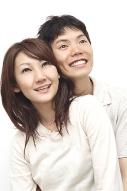 Bir adam ve bir kadın resim için poz veriyor.