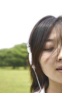 Kulaklıkla müzik dinleyen kadın