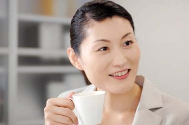 Kahve içen güzel iş kadınının portresi.