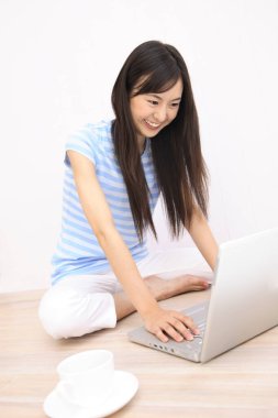 Katta dizüstü bilgisayar kullanan genç kadın 