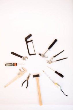 Beyaz arkaplandaki inşaat araçları 