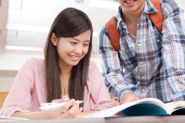 Asyalı genç öğrenciler okuyor.
