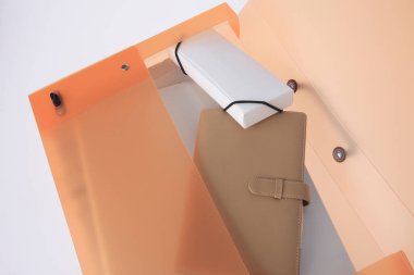 Farklı ofis aksesuarlarıyla Düz Yatay Kompozisyon 