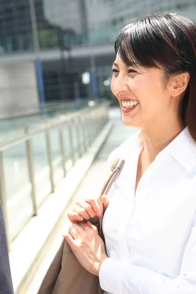 Närbild Porträtt Ung Vacker Asiatisk Affärskvinna Poserar Mot Kontorsbyggnad — Stockfoto