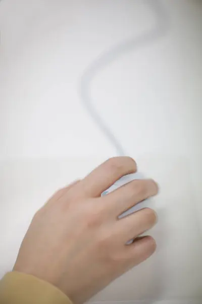 Mulher Mão Segurando Mouse Computador Branco — Fotografia de Stock