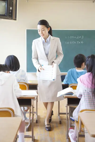Bambini Giapponesi Seduti Alle Scrivanie Classe Durante Lezione Con Insegnante — Foto Stock