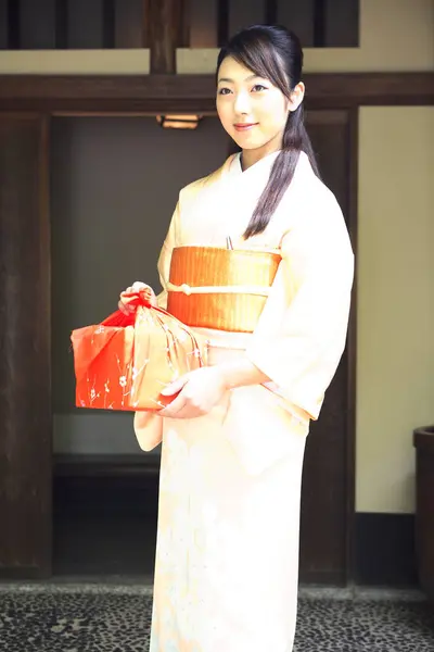 Portret Młodej Japonki Tradycyjnym Kimono Trzymającej Owinięte Bento — Zdjęcie stockowe