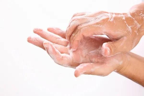 Adam Beyaz Arka Planda Sabunla Ellerini Yıkıyor — Stok fotoğraf