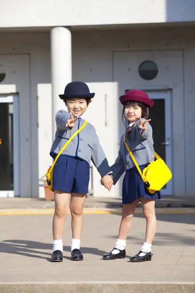 Dos Niños Japoneses Alegres Escuela Primaria —  Fotos de Stock