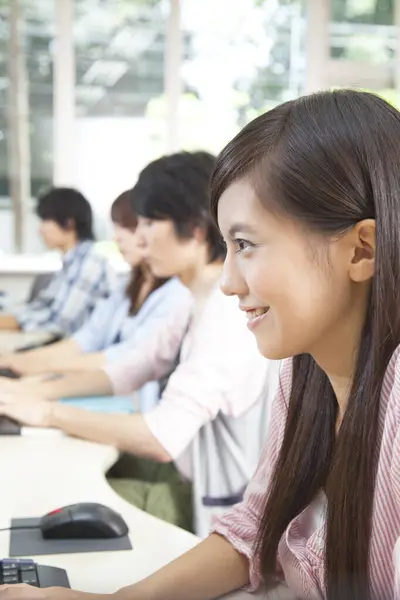 Junge Asiatische Groupmates Posieren Klassenzimmer — Stockfoto