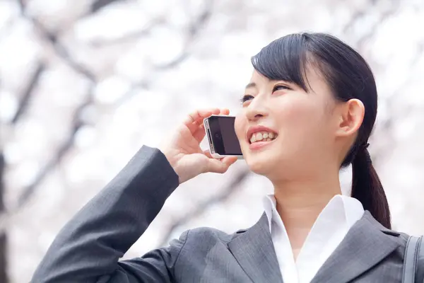 Portrait Beautiful Young Japanese Businesswoman Talking Phone Park Sakura Blossoming — Stock Photo, Image