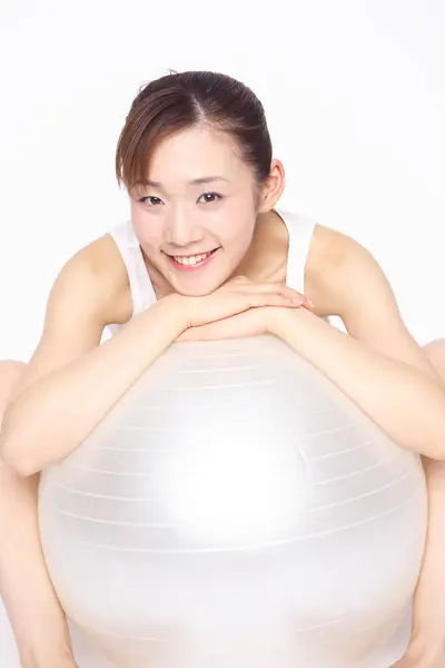 Młoda Azjatycka Kobieta Robi Ćwiczenia Fit Ball Izolowane Białym Tle — Zdjęcie stockowe