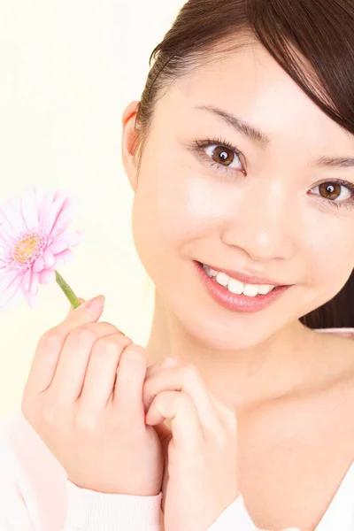 Jovem Mulher Japonesa Com Flor Rosa — Fotografia de Stock