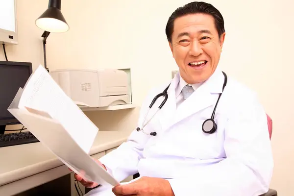 Porträt Eines Lächelnden Leitenden Asiatischen Arztes — Stockfoto