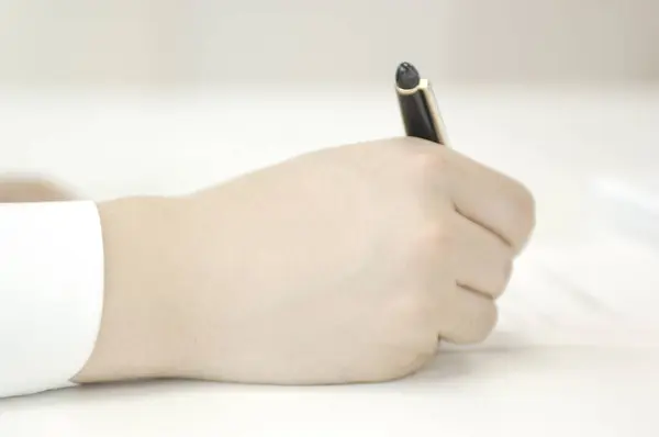 Mão Homem Escrevendo Com Uma Caneta — Fotografia de Stock