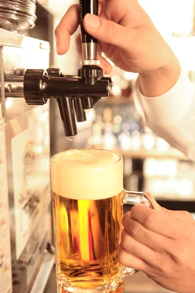 Bartender Derramando Cerveja Uma Caneca Vidro — Fotografia de Stock