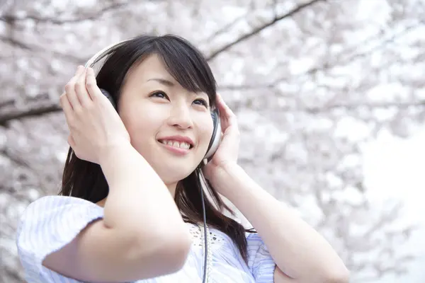 Joven Asiático Mujer Con Auriculares Escuchar Música Primavera Parque — Foto de Stock