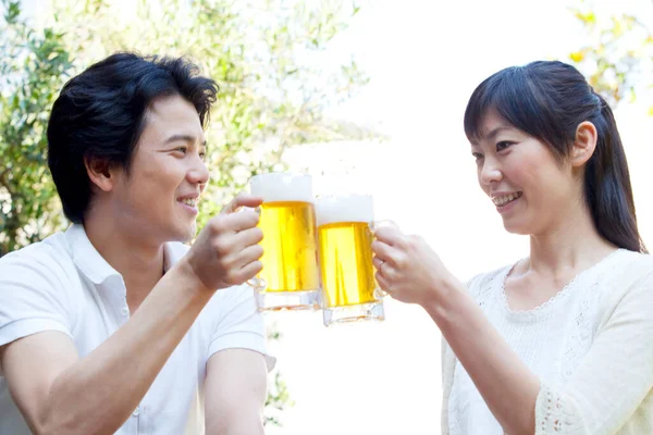 Asiatisches Paar Trinkt Bier Freiluftcafé — Stockfoto