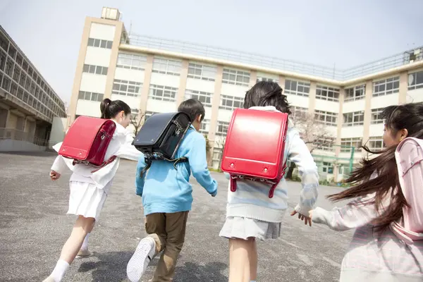 Skupina Žáků Základních Škol Batohy Běžícími Škole Pohled Zezadu — Stock fotografie
