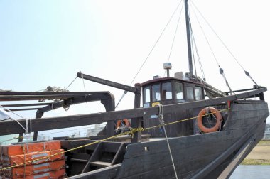 Eski ahşap gemi limana demirlemiş.