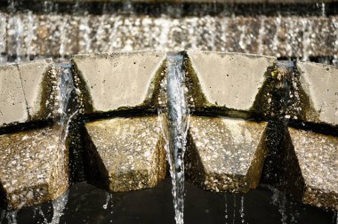 Su damlaları ile çeşme, yakın çekim