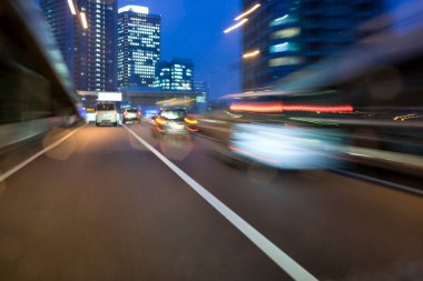 Şehir caddesinde trafik var. Hareket mavisi