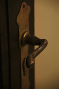 Paslı kapı kolunun manzarasını kapat.