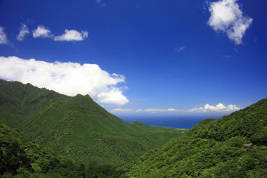 Mavi parlak gökyüzünün altındaki güzel dağ manzarası