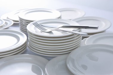 çatal ve bıçak beyaz tabaklar üzerinde