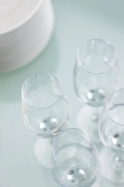 Bicchieri Piatti Puliti Sul Tavolo — Foto Stock