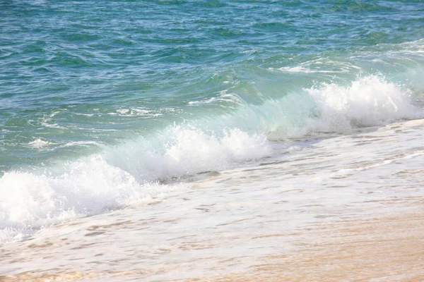 Морські Хвилі Падають Піщаний Пляж Подорожі Концепція Відпустки — стокове фото