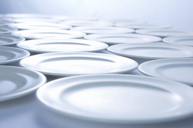 Beyaz arkaplanda beyaz plakaların kapatılması 