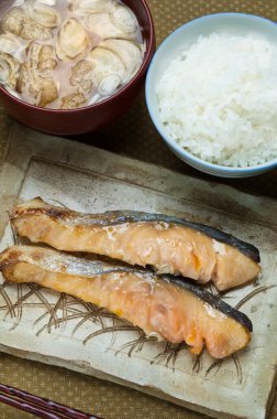 Lezzetli balıkların yakın plan görüntüsü, pirinç ve Japon yemekleri.    