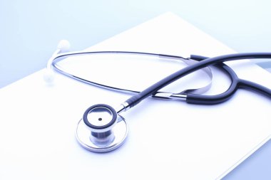 Beyaz arka planda steteskop ve pano. tıbbi konsept.