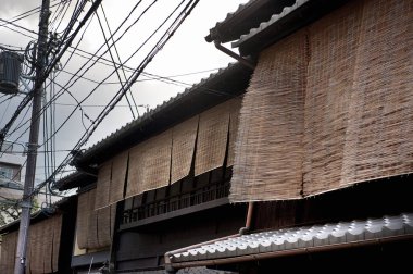 Japonya 'daki köyde eski ahşap bir ev.