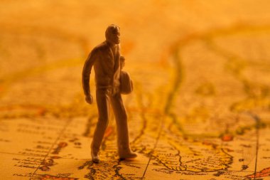İnsanlar eski haritadaki minyatür figürler, seyahat konsepti 