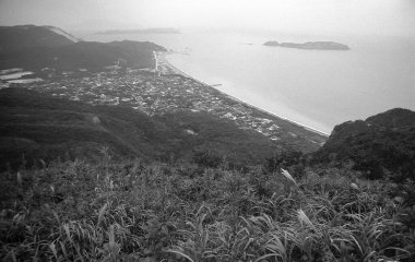 Şehrin deniz manzaralı siyah beyaz manzarası 