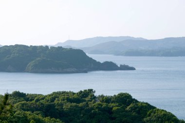 Güzel yeşil tepeler ve yaz mevsiminde mavi deniz limanı     