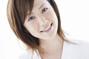 Güzel gözlü Asyalı kadın kameraya bakıyor. 