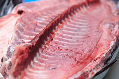 Ton balığı kesiyor.