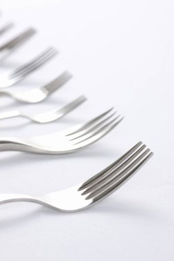 Beyaz arkaplanda gümüş çatal seti