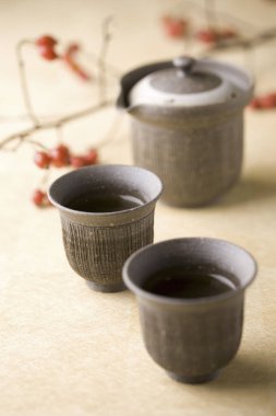 Ahşap arka planda Çin çay seti