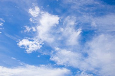 mavi gökyüzü ve beyaz bulutlar arka plan.