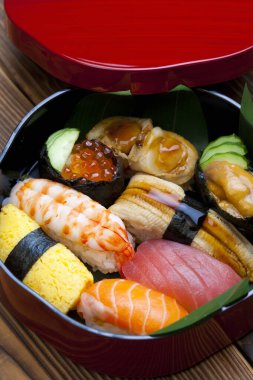 Arka planda lezzetli Japon suşisi, yakın plan.